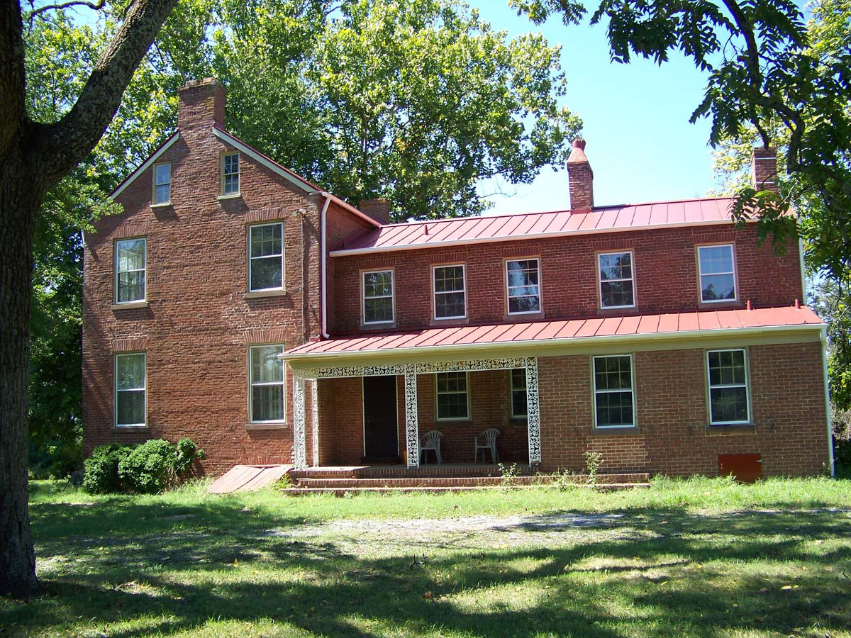 [Phót~ó cré~dít: L~áúrí~é Túr~káws~kí , 2011]